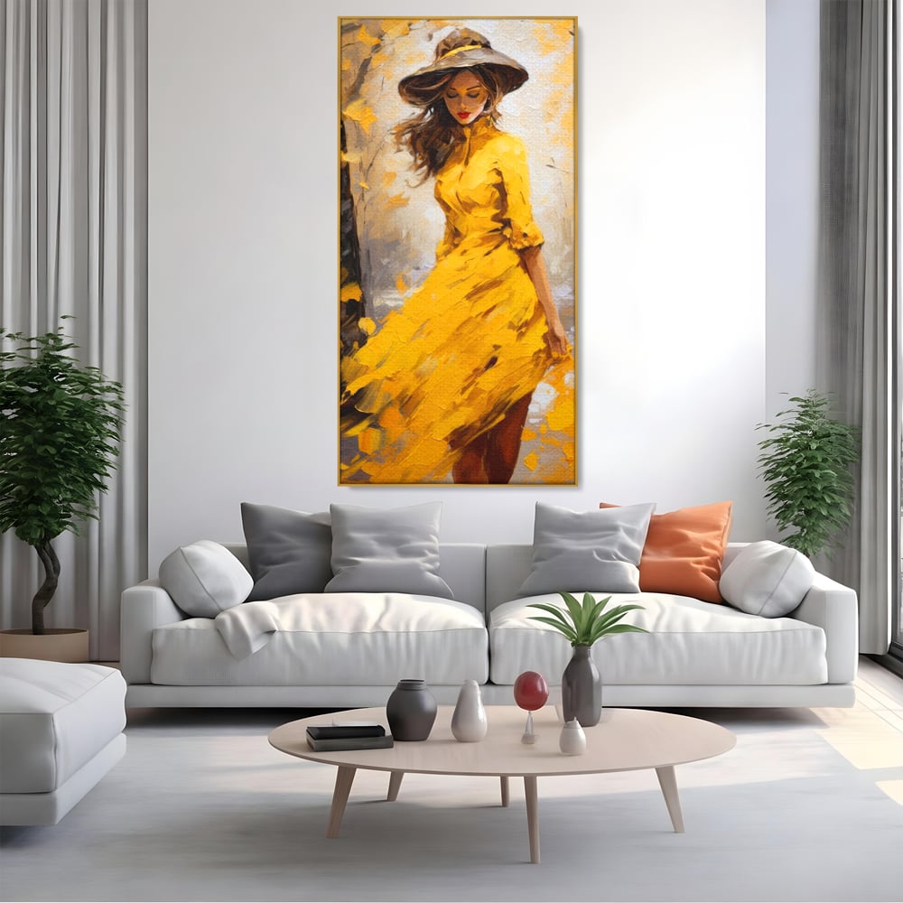 Tablou canvas cu tablou canvas cu femeie in galben, in rama de aluminiu auriu, pe perete intr-un living